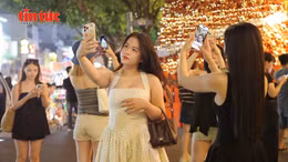 Giới trẻ hào hứng check-in tại những điểm trang trí Giáng sinh rực rỡ