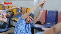 Lớp học yoga đặc biệt giữa hành lang bệnh viện