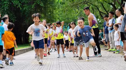 Độc đáo với mô hình lớp học chạy bộ miễn phí cho trẻ em