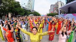 Sôi động đồng diễn áo dài tại Lễ hội Áo dài TP Hồ Chí Minh