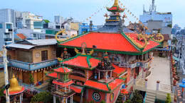 Ngắm ngôi chùa độc đáo được kết từ hơn 30 tấn mảnh sành tại TP Hồ Chí Minh
