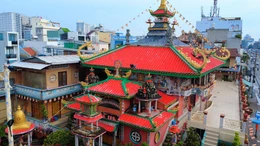 Ngắm ngôi chùa độc đáo được kết từ hơn 30 tấn mảnh sành tại TP Hồ Chí Minh