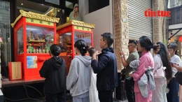 Trải nghiệm xin xăm bằng máy tự động tại chùa Vạn Phật