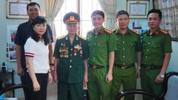TP Hồ Chí Minh: Cán bộ đến tận nhà tặng quà Quốc Khánh cho người có công với Cách mạng 