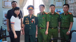 TP Hồ Chí Minh: Cán bộ đến tận nhà tặng quà Quốc Khánh cho người có công với Cách mạng 