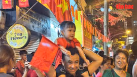 Người dân 'cuồng nhiệt' cổ vũ đoàn diễu binh, diễu hành hợp luyện A80