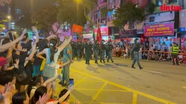 Người dân vỡ òa cảm xúc trong đêm tổng hợp luyện diễu binh, diễu hành mừng Quốc khánh 2/9