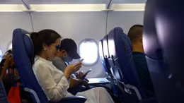 Giá vé máy bay dịp Tết 2024 tăng cao có thể ảnh hưởng tiêu cực tới du lịch 