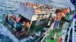 Cảnh sát biển tiếp cận tàu cá kịp thời cứu sống 6 người khi chuẩn bị chìm.