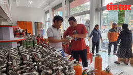Người dân đến tìm đến các cửa hàng để mua thiết bị PCCC.