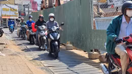 Các tấm thép lớn trên mặt đường công trình đã được đơn vị thi công hàn thêm sắt chống trơn trượt.