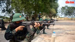 Tân binh Trung đoàn Gia Định khổ luyện trên thao trường.
