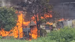 Lửa bao trùm bãi chứa gỗ pallet ở huyện Bình Chánh, TP Hồ Chí Minh.