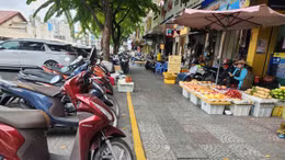 Những vỉa hè đầu tiên ở TP Hồ Chí Minh đủ điều kiện cho thuê đã được kẻ vạch vàng phân chia.
