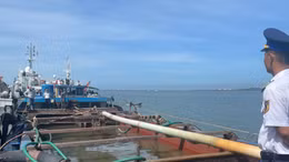 Tàu hút cát trái phép trên biển bị bắt giữ.