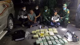 Các đối tượng bị bắt cùng hơn 30kg ma túy.