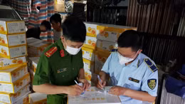 Đội QLTT số 12 phối hợp với Đội Cảnh sát Điều tra Tội phạm về Kinh tế và Chức vụ Công an Quận 12 (TP Hồ Chí Minh) kiểm tra điểm kinh doanh chứa bánh trung thu không rõ nguồn gốc xuất xứ, không rõ ngày sản xuất, hạn sử dụng. 