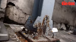 Trụ đỡ mái che nhà chờ xe buýt bị mục, gỉ sét hư hỏng nặng.