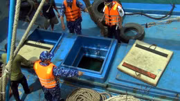 Lực lượng Cảnh sát biển kiểm tra hàng hóa trên tàu vi phạm.