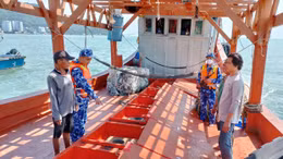 Kiểm tra hàng hóa dầu do trên tàu vi phạm.