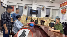 Đối tượng Long bị bắt giữ tại cơ quan điều tra. Ảnh: CA