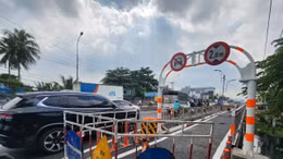 Cầu Ông Dầu (thành phố Thủ Đức) đang làm thêm một cầu tạm bằng sắt dành cho xe máy.