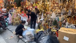 Phố Hàng Mã rực rỡ sắc màu Giáng Sinh sớm