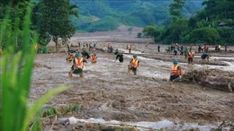 Xúc động hình ảnh bộ đội biên phòng tìm kiếm nạn nhân ở Làng Nủ