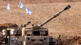 Pháo tự hành M109 155mm của quân đội Israel được triển khai gần Sderot, giáp với Dải Gaza, ngày 27/10/2023. Ảnh: AFP/TTXVN