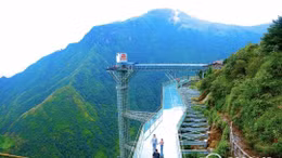 Vi vu Việt Nam: 'Cưỡi mây', tận hưởng thiên nhiên hùng vĩ từ Cầu kính Rồng Mây