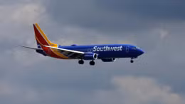 Hành khách mở cửa thoát hiểm, 'đại náo' phi cơ Mỹ 