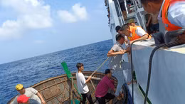 Hải quân đã đón được 43 ngư dân và 2 thi thể ngư dân tàu cá QNa 91029TS bị chìm trên biển