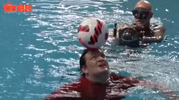 Kỷ lục Guinness về giữ bóng thăng bằng trên đầu hơn 8 phút khi ở dưới nước 