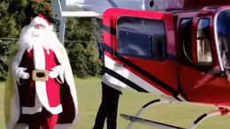 Ông già Noel đáp trực thăng đến tặng quà cho các em nhỏ mắc bệnh hiểm nghèo