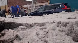 Thành phố ở Mexico bị chôn vùi dưới biển tuyết giữa sóng nhiệt bất thường