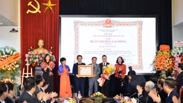 Báo Nhân Dân cuối tuần kỷ niệm 35 năm ra số đầu tiên