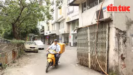 Hà Nội: Nhà nằm giữa đường gây mất an toàn giao thông