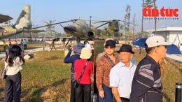 Bảo tàng Lịch sử quân sự Việt Nam thu hút đông đảo người dân và du khách trong ngày đầu mở cửa