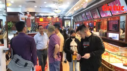 Giá vàng tăng vọt 2 triệu đồng trong ngày 9/4, người dân vẫn đổ xô đi mua