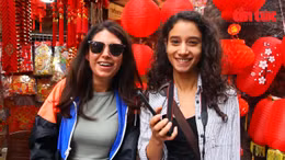 Du khách quốc tế thích thú trải nghiệm không khí Tết Việt Nam trên phố Hàng Mã
