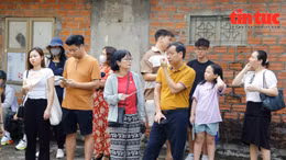 Thi tuyển sinh lớp 10 ở Hà Nội: Phụ huynh thấp thỏm, hồi hộp 