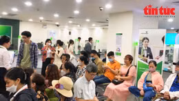 Người dân xếp hàng dài chờ mua vàng miếng SJC tại ngân hàng