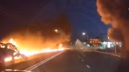 Xe ô tô nổ tung khi đang chạy trên đường cao tốc ở Nga do trúng đạn pháo từ Ukraine 