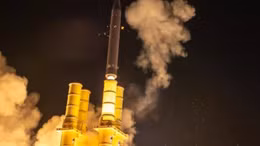 Hệ thống phòng không Arrow của Israel đánh chặn tên lửa Houthi trên bầu trời Tel Aviv