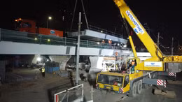 Xuyên đêm lắp phiến dầm cuối cùng của cầu cạn Mai Dịch - Nam Thăng Long