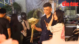 Nhộn nhịp chợ hoa đêm trước ngày 20/10