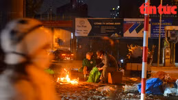 Người Hà Nội đốt lửa sưởi ấm trên đường trong đêm rét mùa đông 