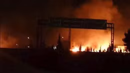 Khói lửa rực trời đêm tại hiện trường vụ tập kích tên lửa của Israel tại Syria