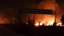 Khói lửa rực trời đêm tại hiện trường vụ tập kích tên lửa của Israel tại Syria