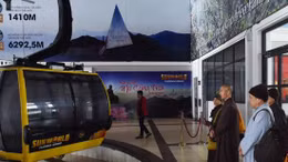 Mừng Phật đản 2018, nhiều đoàn tăng ni, phật tử hành hương lên đỉnh Fansipan